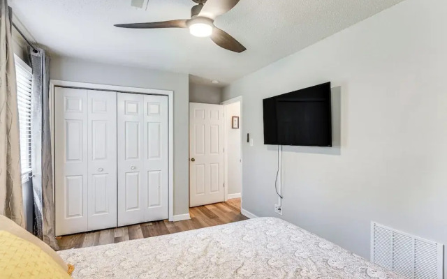 Pet friendly Charlotte Home w Deck Near Uptown