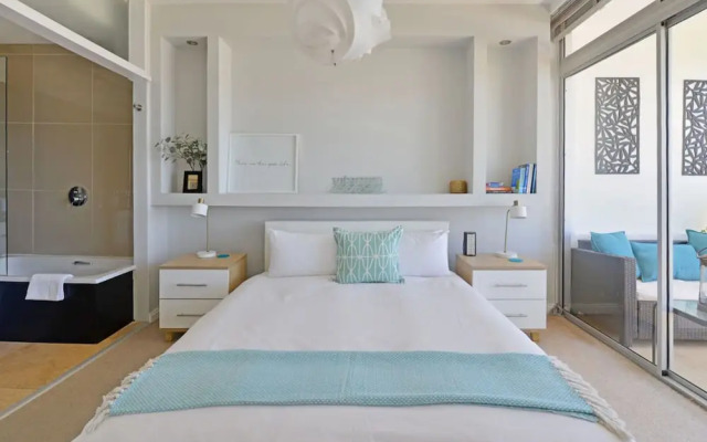 Top-floor 2-bed Beachfront Sunny Camps Bay Views