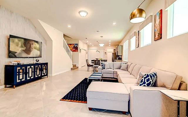 15976 Spacious Charming Family Getaway