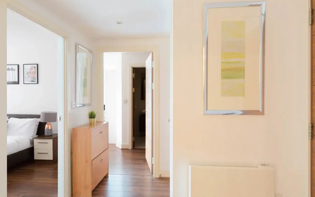 Sophisticated 2 Bed Flat with Balcony in Acton