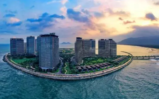 Yajing Haiju Surfing Seaview Design Hotel (Wanning Sunac Riyuewan Branch)