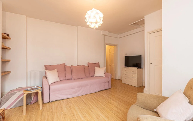 Charming 1-bed flat w/ patio near Notting Hill