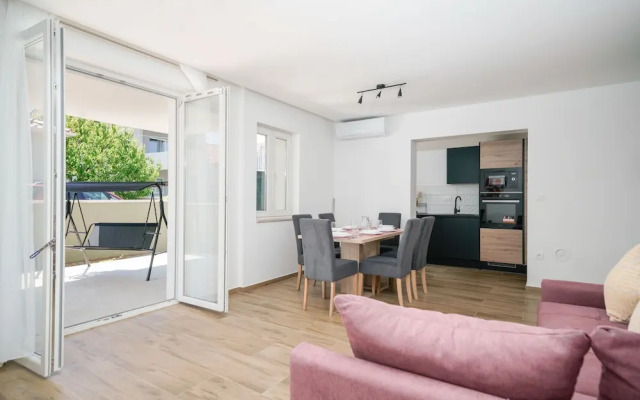 Captivating 3-bed Apartment in Vodice
