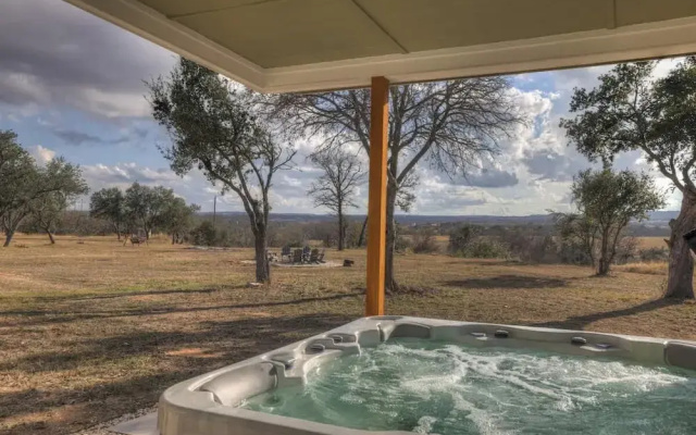 Evergreen Escape W/hot-tub 5 Min to Downtown!