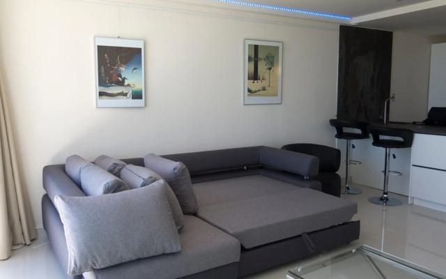 Front Port Line Sleeps 6
