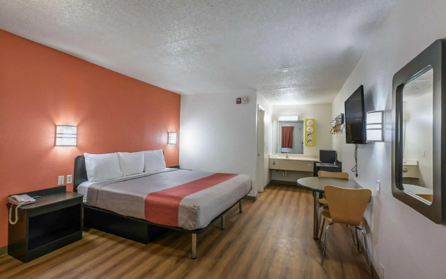 Motel 6 Dothan