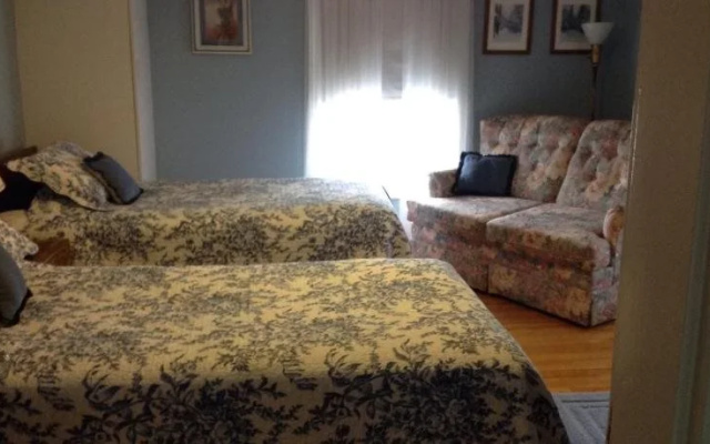Maple Tourist Home Bed & Breakfast
