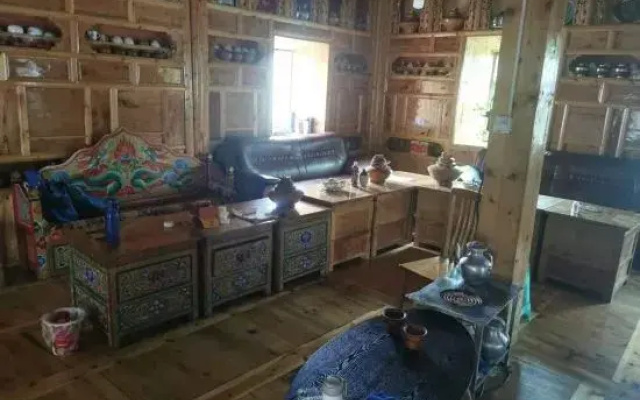 Daocheng Lingyunlou Homestay