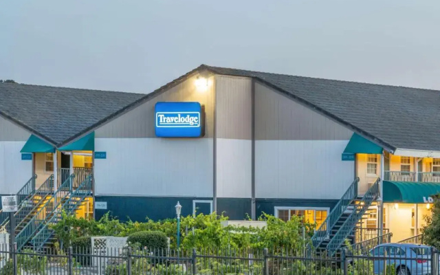 Econo Lodge Inn & Suites