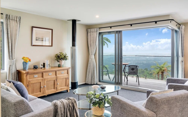 Spectacular Hilltop Retreat near Piha