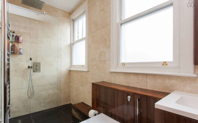 Spacious and Contemporary 3 Bedroom House