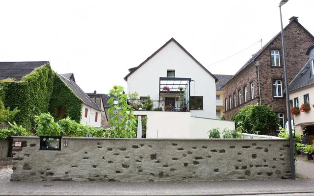 Ernst Lakeside Escape