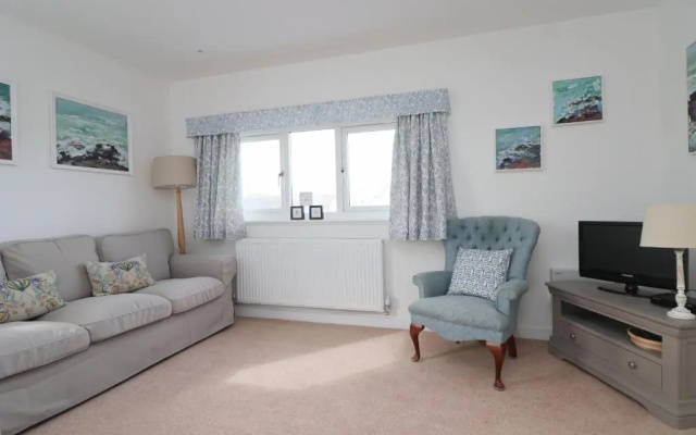 Spacious & modern beach house, 100m to beach