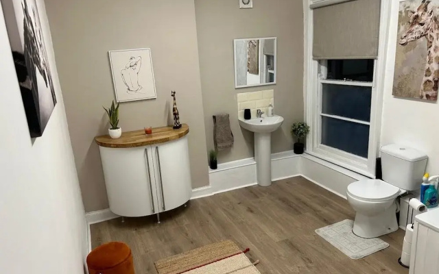 3 Bed Flat - Sleeps 6 - Parking - Wifi