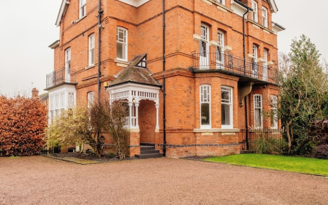 Beautiful 5 Bedroom Home in Evesham