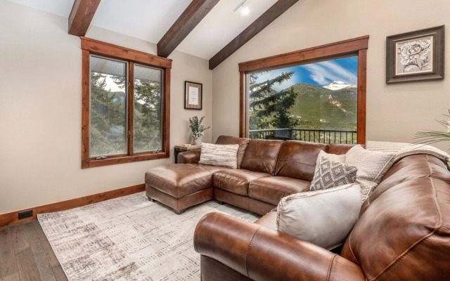 Breiding Upper Luxury Vacation At Windcliff 2 Bedroom Home by RedAwning
