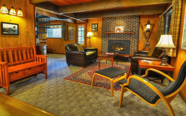 Red Hawk Hideaway - Two Bedroom Cabin with Hot Tub
