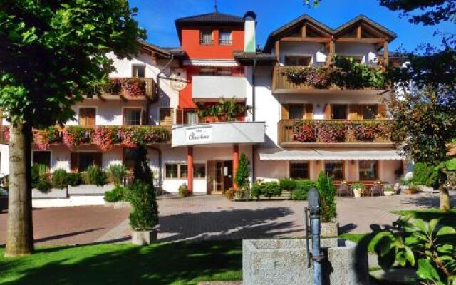 Hotel Christine Гаргаццоне вид на фасад