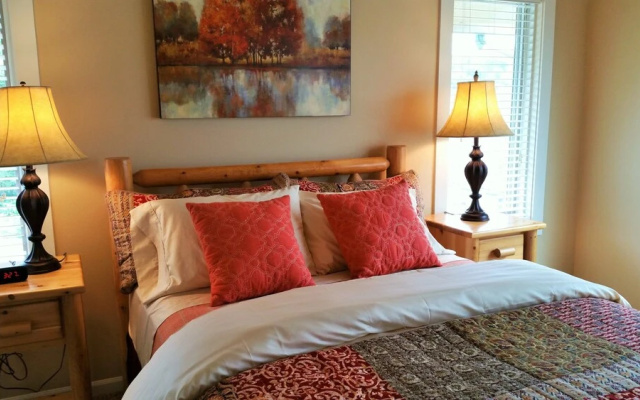 Silver Beach Lakeside Suite - One Bedroom Apartment