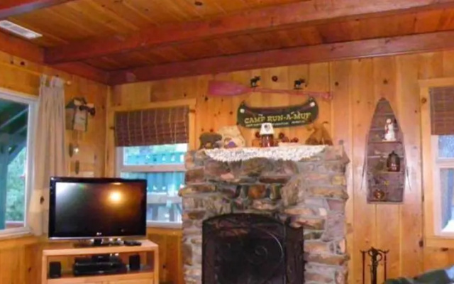 RedAwning A Huckabey Hideaway