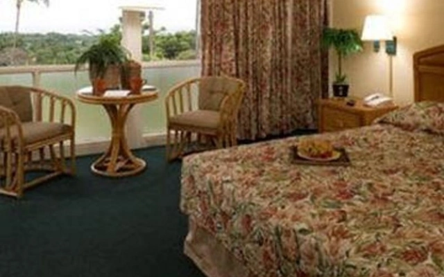 Makaha Resort & Golf Club Hotel
