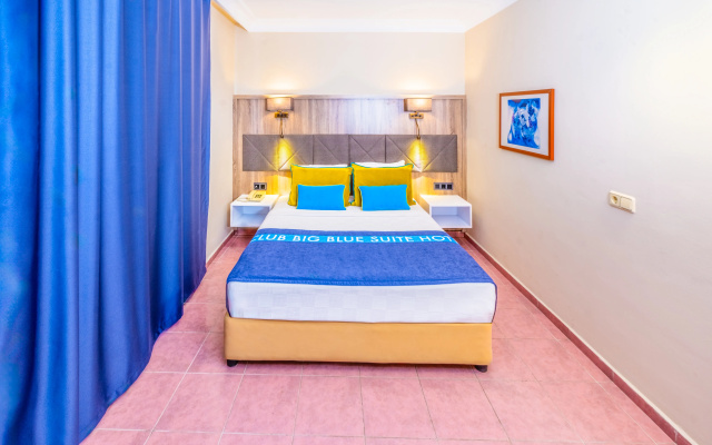 Club Big Blue Suit Hotel