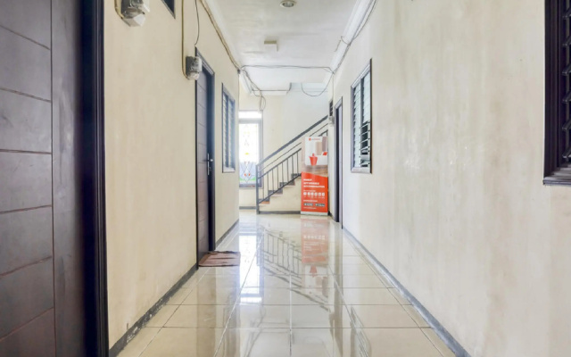 RedDoorz near Widya Mandala University
