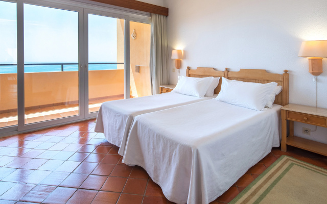 Апартаменты Meia Praia Lagos — Beach Club
