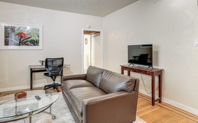 Walkable Dtwn Oakland Apt w/ Shared Rooftop!