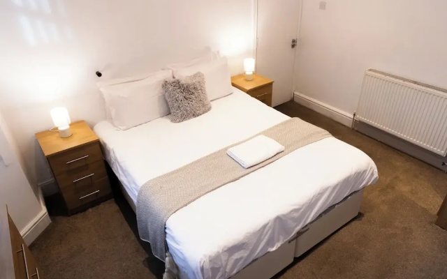 Wolverhampton - 4 Bed House - Free Parking