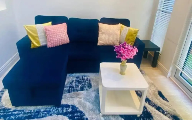 House - Sleeps 8 - Garden - Parking