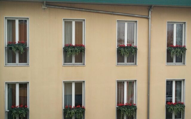Santa Barbara Hotel Сан-Донато-Миланезе вид на фасад