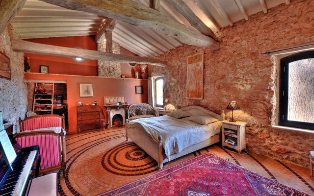 Beautiful Character House With Private Pool and High-end Services