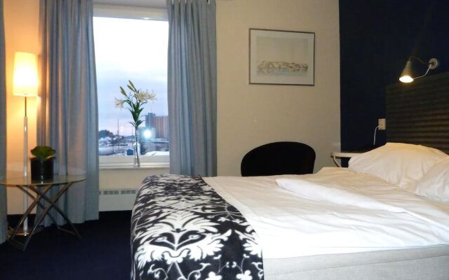Hotel Riverside in Uddevalla, Sweden from 79$, photos, reviews - zenhotels.com guestroom