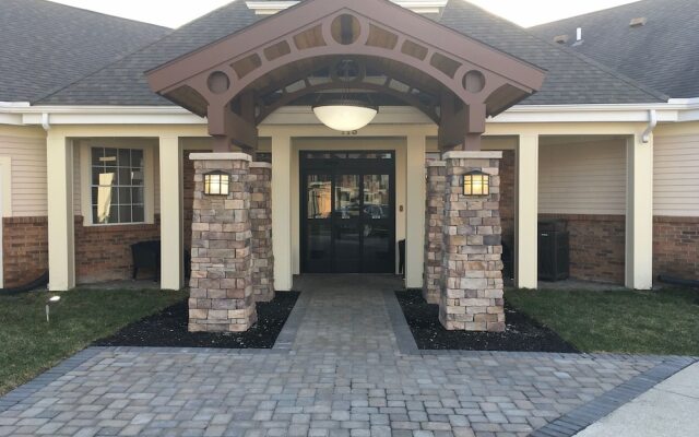 Отель Homewood Suites Columbus-Worthington Колумбус вид на фасад