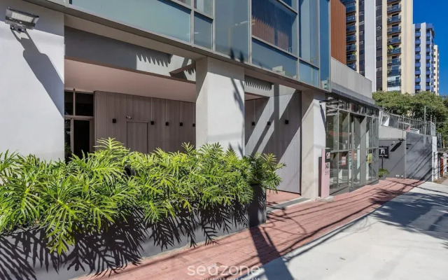Studio w/ Balcony and 290m From the Subway Oln1702
