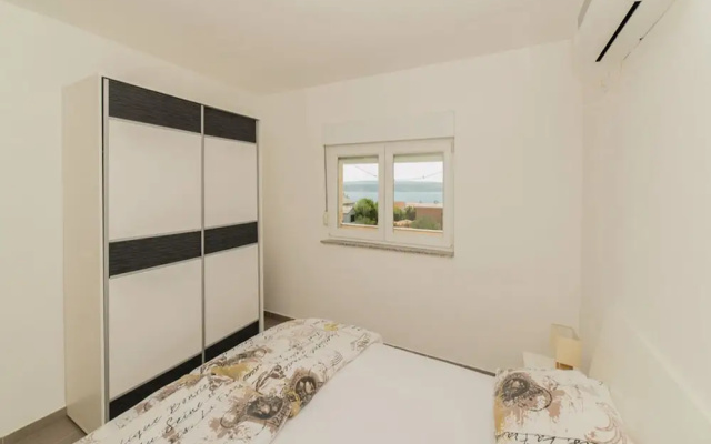 Spacious Villa in Maslenica with Swimming Pool