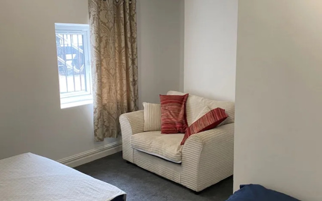 6 Bed - 5 Bath - Sleeps 6 - Free Parking