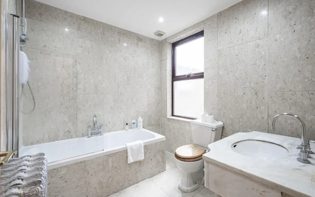 Stunning Light Filled 2 Bed Apartment + Parking Sleeps 7