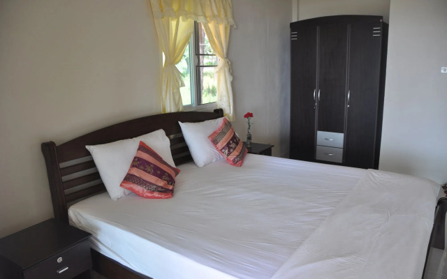 Pranee Beach Bungalows