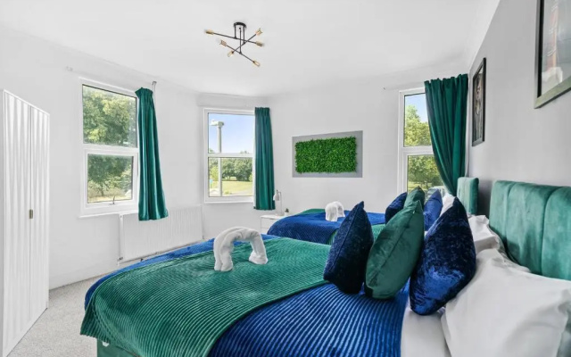 Comfortable 2 Bedroom Flat Overlooking the park