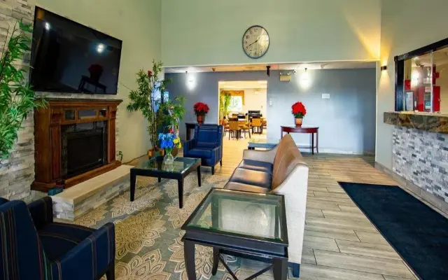 Quality Inn & Suites Woodstock near Lake Geneva