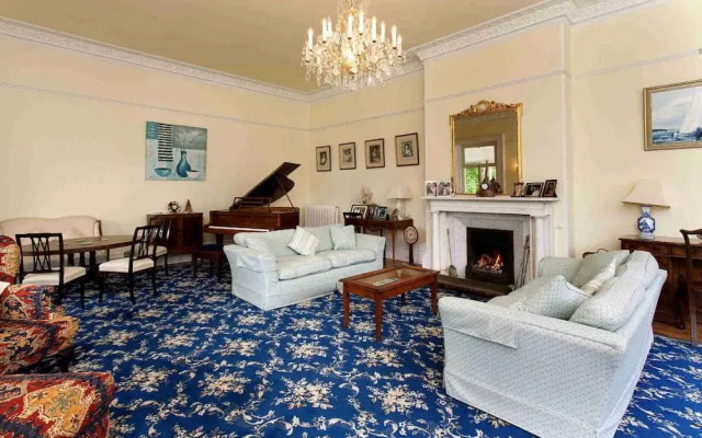 Hollybank House