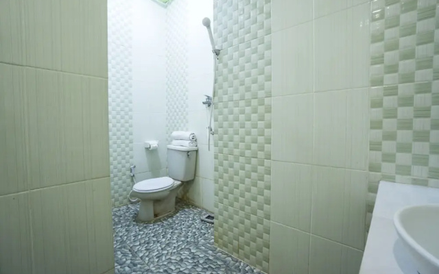 Hotel & Kost 37 by OYO Rooms