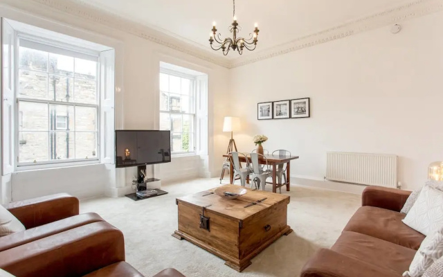 Perfect City Centre Location 50M From Princes St