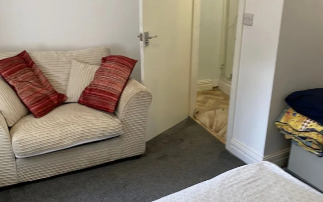 6 Bed - 5 Bath - Sleeps 6 - Free Parking