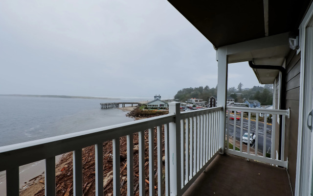 Siletz Bay Beachfront Hotel by OYO Lincoln City