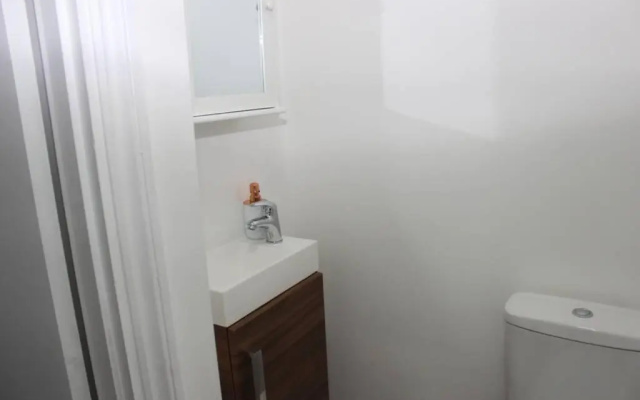 Newly Refurbished 3 Bed 2.5 Bath House in Staines