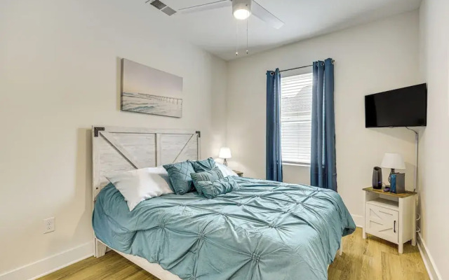 Walk to Riverfront District: Bright Wilmington Apt
