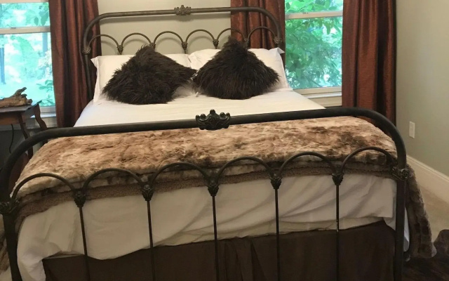 Iron Amethyst Inn Boutique Hotel